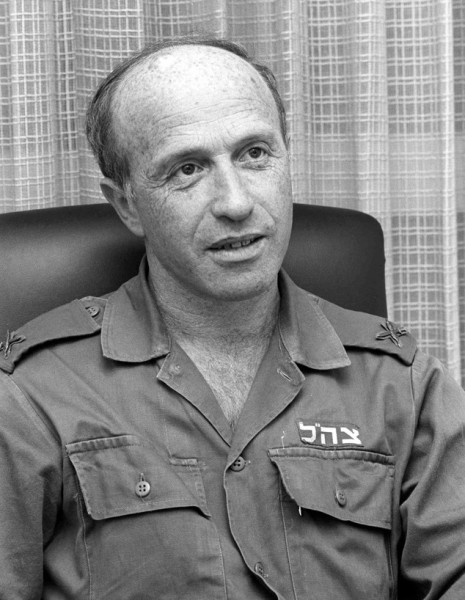 إيلي زعيرا مدير المخابرات الإسرائيلية في 73