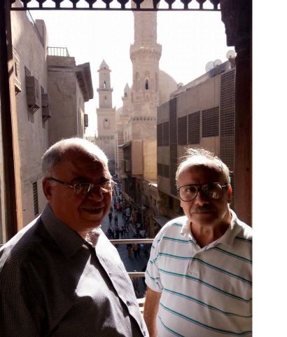 المصور الصحفي محمد سامي وعلى يمينه الأستاذ على القماش 