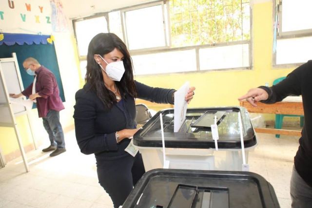 رانيا المشاط، وزيرة التعاون الدولي تدلي بصوتها في انتخابات الشيوخ