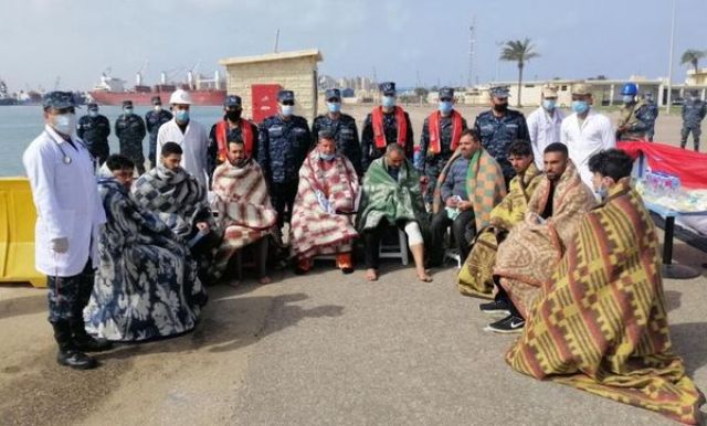 القوات البحرية تنجح فى إنقاذ طاقم سفينة نقل بضائع بعد تعرضها للغرق 