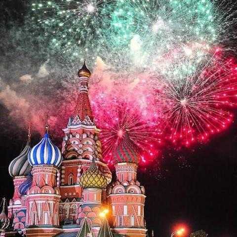 بالصور .. تعرف كيف يحتفل الروس برأس السنة الجديدة 2022 (С Новым годом!)