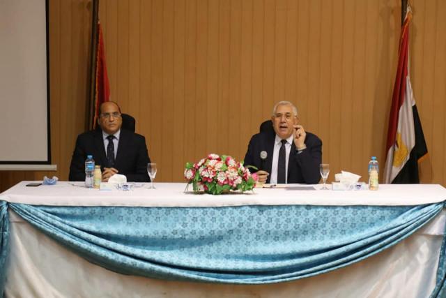 السيد القصير وزير الزراعة  - صورة من دنيا المال 