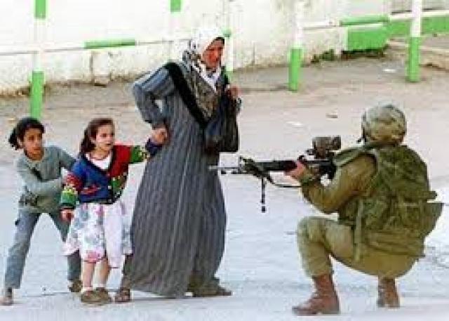 عنصرية وبربرية جنود الاحتلال الإسرائيلي 