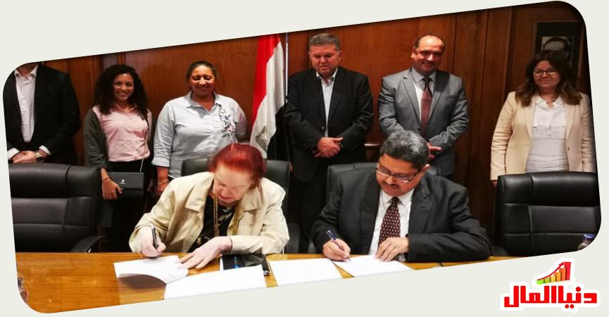 اثناء توقيع العقد 