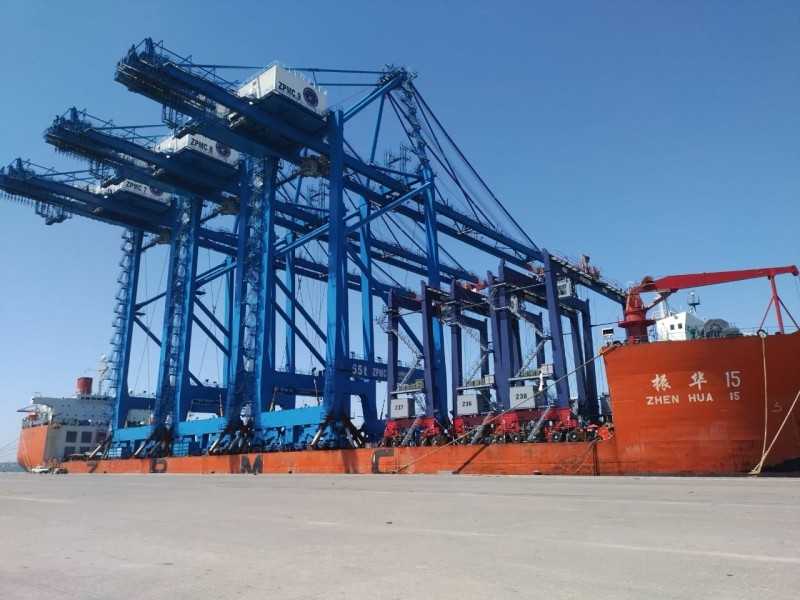 ميناء دمياط يستقبل 3 أوناش عملاقة للعمل على أرصفة شركة دمياط لتداول الحاويات