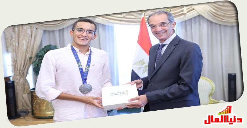 وزير الاتصالات يكرم الطالب محمد الجندى