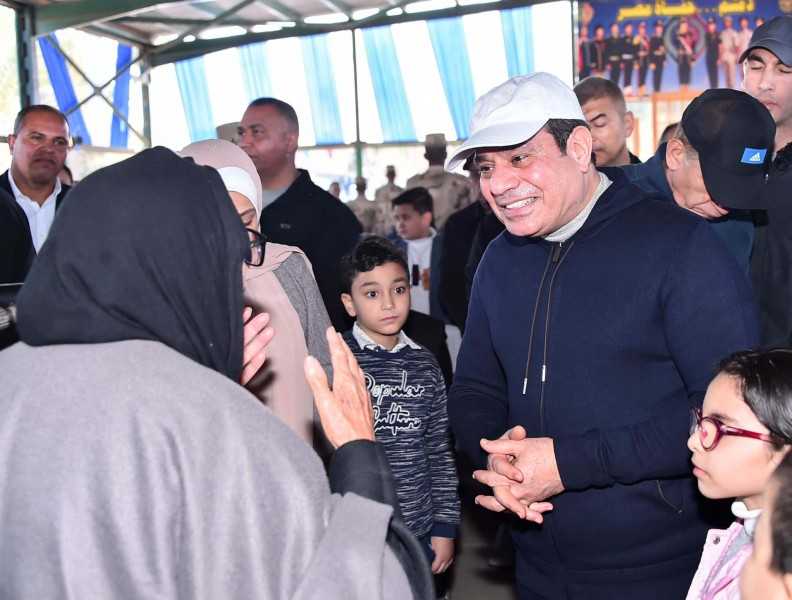 الرئيس السيسي يلتقى بعدد من أسر وأهالي الطلبة المستجدين بالأكاديمية العسكرية
