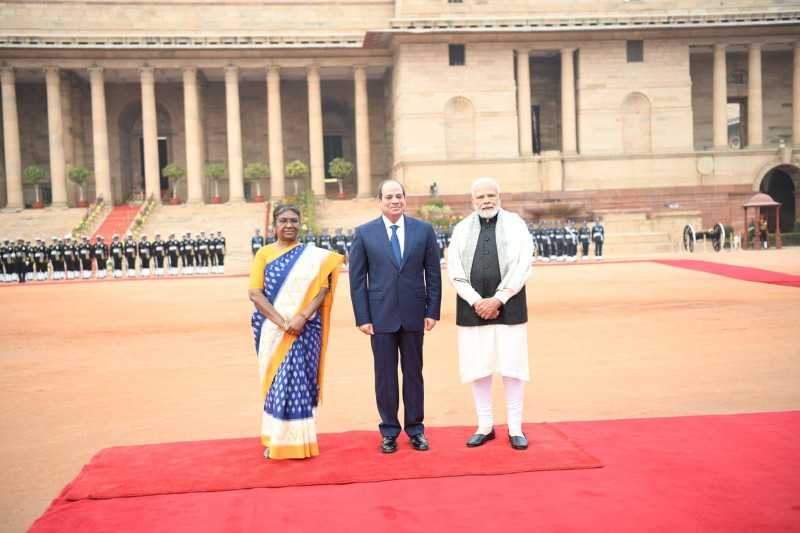 ”رئيسة جمهورية الهند ورئيس الوزراء الهندي يستقبلان السيد الرئيس عبدالفتاح السيسي بساحة القصر الرئاسي الهندي”.