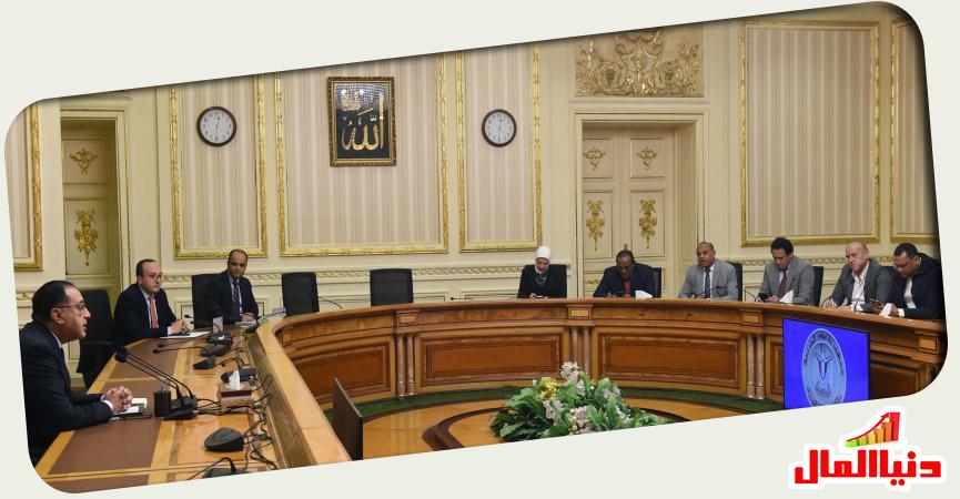 رئيس الوزراء خلال اإجتماع 
