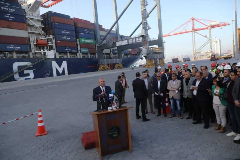 وزير النقل يشهد استقبال السفينة CMA CGM  المحملة  بـ 10 آلاف حاوية ،على رصيف محطة تحيا مصر