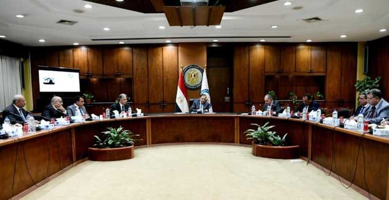 «الملا »يجتمع  بمسئولى عدد من شركات الإنتاج بمناطق  «سيناء والصحراوين الشرقية والغربي»