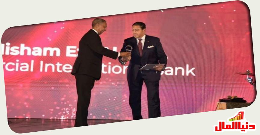 هشام عز العرب أثناء استلام جائزة الإنجاز مدى الحياة Lifetime Achievement Award