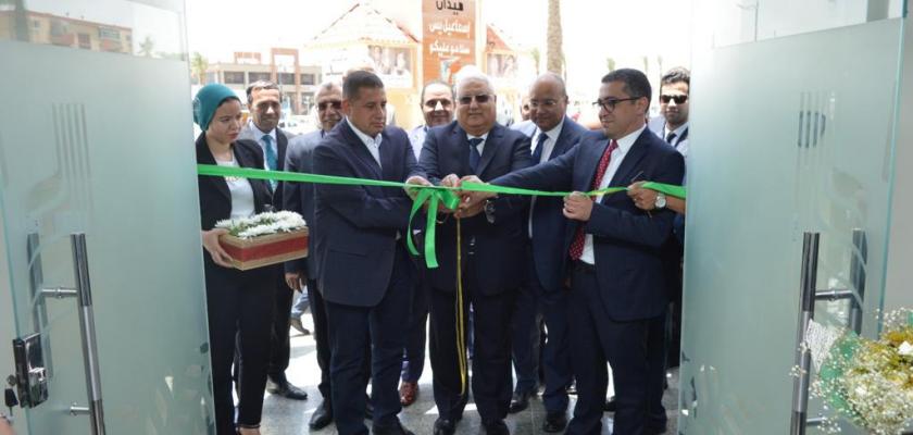 محافظ السويس يستقبل قيادات البنك الزراعي المصري خلال افتتاح الفرع الجديد