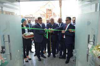 محافظ السويس يستقبل قيادات البنك الزراعي المصري خلال افتتاح الفرع الجديد