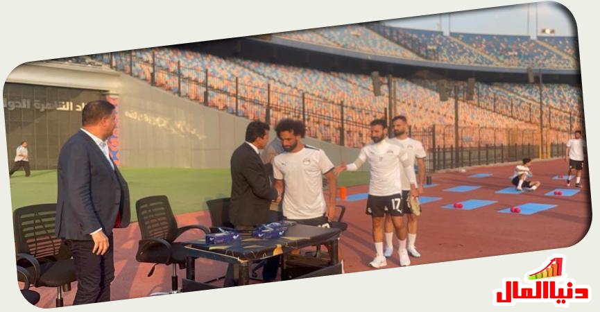 وزير الشباب يصافح نجم منتخب مصر ونادي ليفربول محمد صلاح