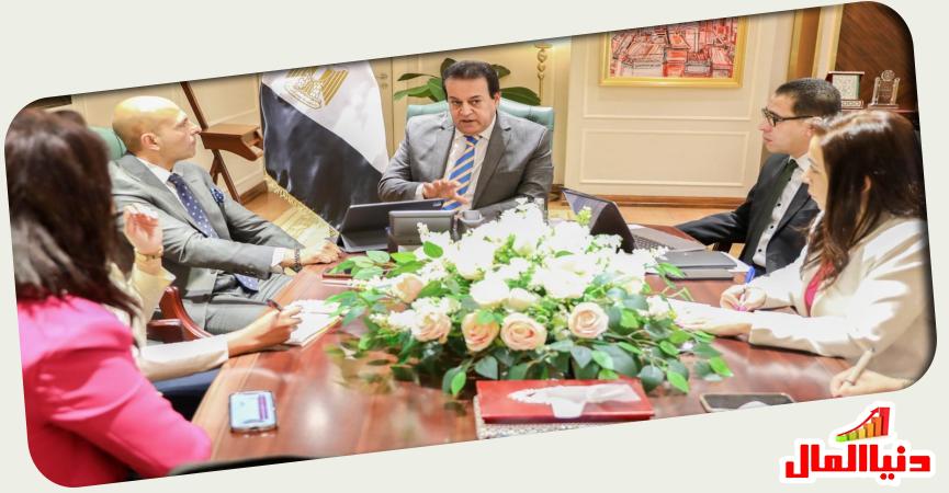 وزير  الصحة خلال الاجتماع 