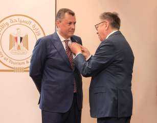 كازاخستان تكرم وزير السياحة والأثار  المصر ي