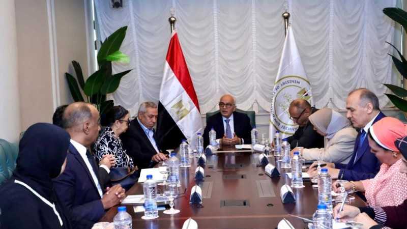 وزير التربية والتعليم يبحث آليات تنفيذ إنشاء مدرسة ”العباقرة”