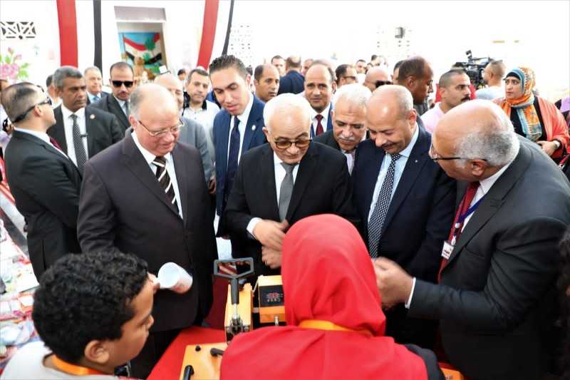 وزير التربية والتعليم ومحافظ القاهرة يفتتحان معرض ”أهلاً مدرستي”