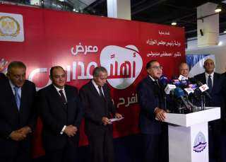 مدبولي  : خصومات تصل إلى 50% في بعض السلع بمعرض  ”أهلا مدارس 2023”