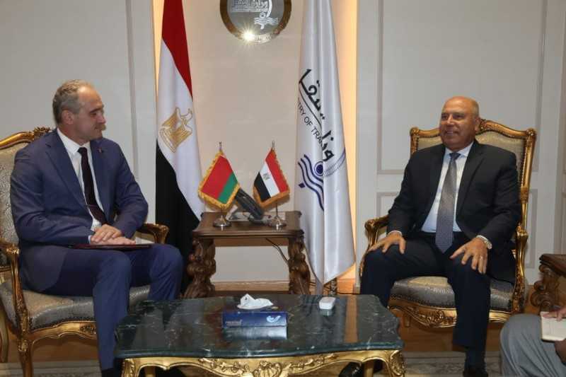 وزير النقل يبحث مع سفير بيلاروسيا  انشاء مصنع لتوطين صناعة الاتوبيسات الكهربائية و مركز للحبوب