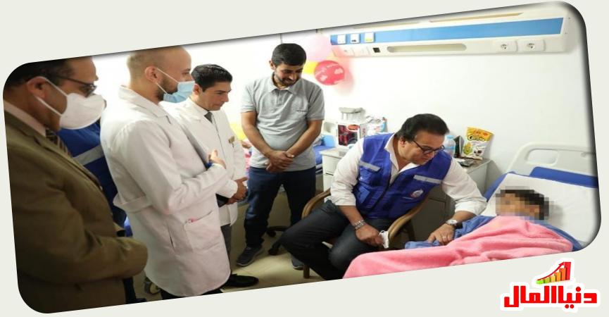 وزير الصحة و أحد أبناء غزة يتلقى العلاج 