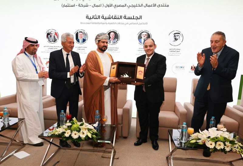 وزير التجارة والصناعة العماني يشيد بالحوافز الاستثمارية التي يتيحها السوق المصري