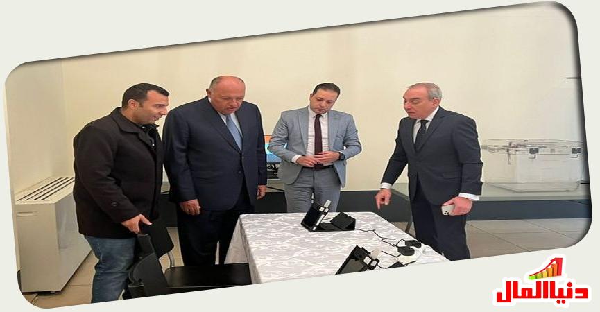 سامح شكري في سفارة مصر بفرنسا