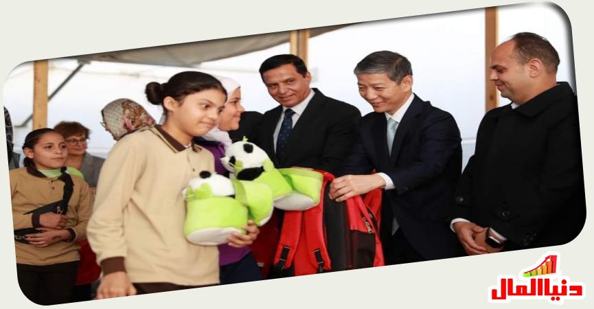 السفير الصيني خلال تسليم الهداية 