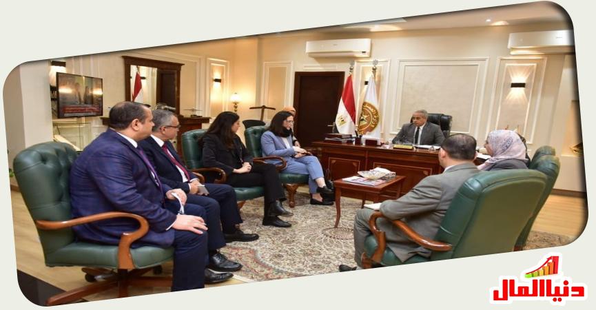 وزير العمل خلال اللقاء 