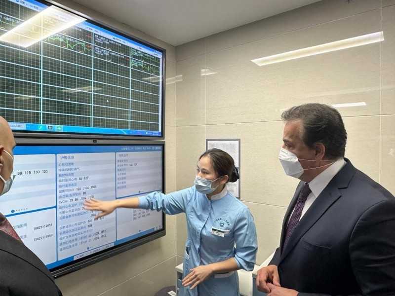 وزير الصحة يزور مستشفى «شن جن» للاطلاع على تجربة «المستشفيات الذكية »