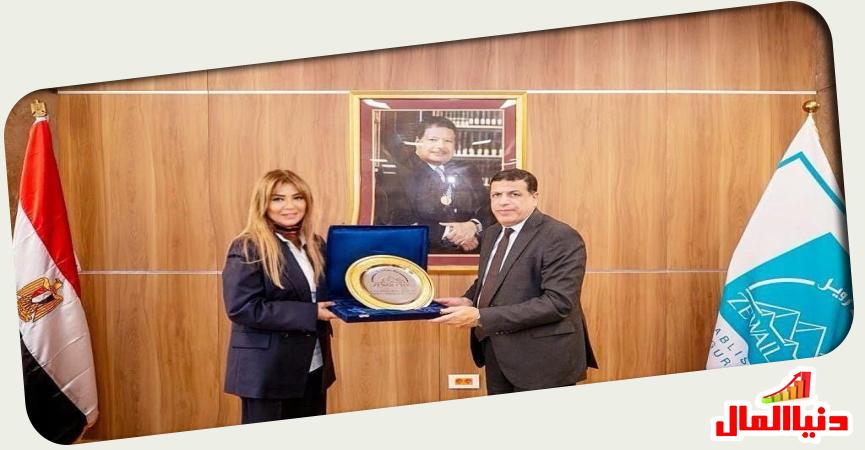 تسليم درع مدينة زويل للبنك المركزي المصري