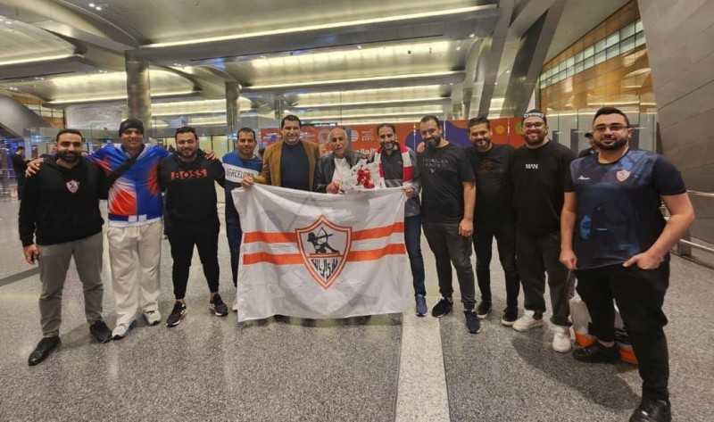 بالورود وأعلام نادي الزمالك  .. استقبال حسين لبيب في مطار الدوحة القطري