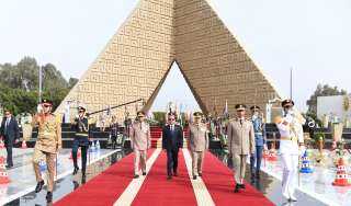 42 عاما على تحرير سيناء .. الرئيس السيسى يضع إكليل الزهور على النصب التذكارى للجندى المجهول