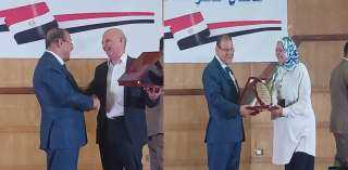 «أمال سعيد »و«عصام عبد المنعم »يحصدان جائزة الموظف المثالي  بـ « نقابة الصحفيين»