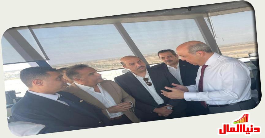 وزير الطيران في مطار برج العرب