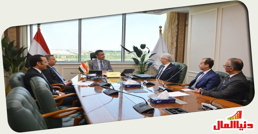 وزير التموين خلال الاجتماع 
