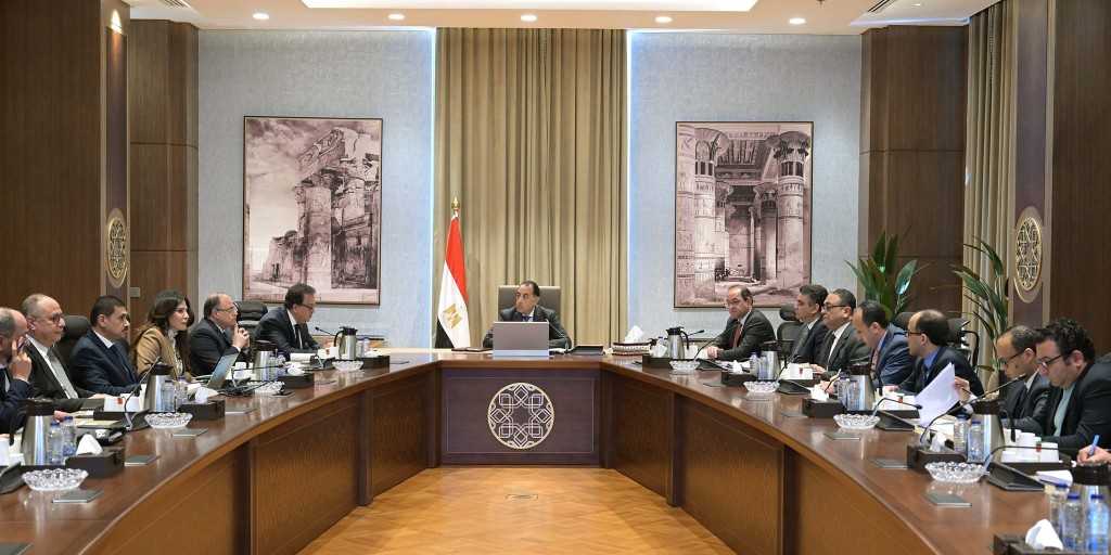 رئيس الوزراء يتابع توافر الأدوية والمستلزمات الطبية وسداد مستحقات الشركات