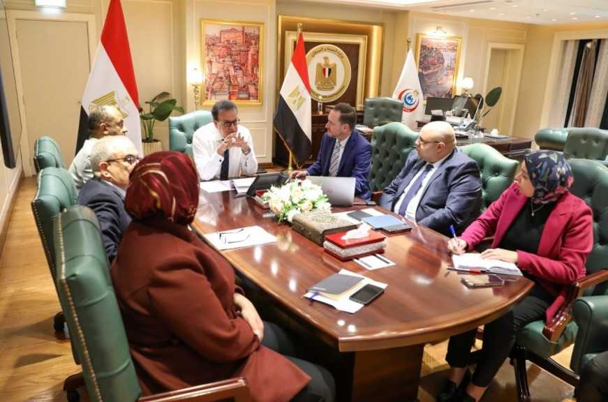 وزير الصحة يعقد اجتماعا مع وفد شركة «سيرفيه الفرنسية» لبحث سبل تعزيز الاستثمارات في مجال الدواء