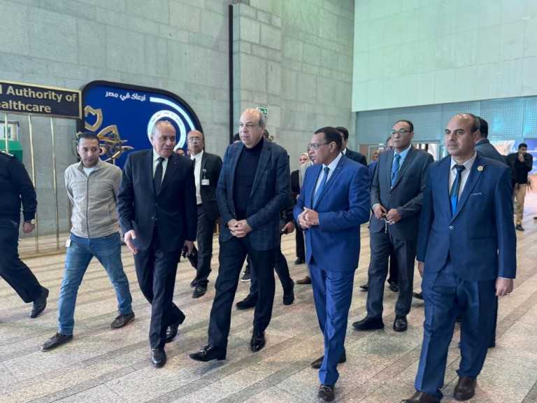 وزير الطيران المدني فى جولة تفقدية لمطار الأقصر الدولي