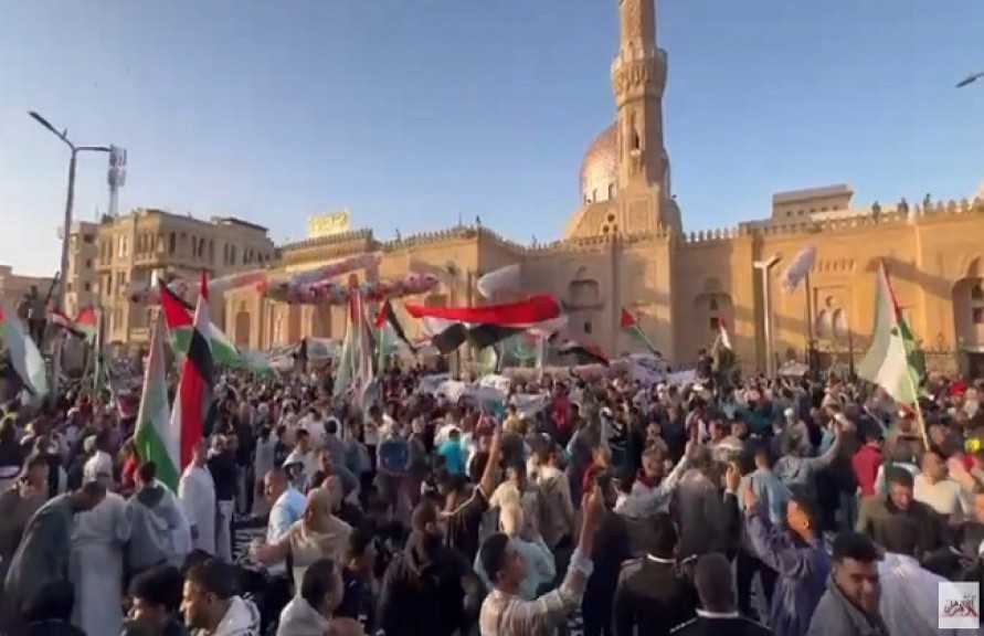 مئات الألاف  من المصريين يحتشدون حول المساجد عقب صلاة عيد الفطر يهتفون ” لا للتهجير ”