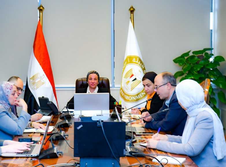 وزيرة البيئة تعقد اجتماعًا لمناقشة التأثيرات المحتملة على مسارات هجرة الطيور بمنطقة خليج السويس