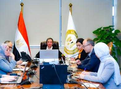 وزيرة البيئة تعقد اجتماعًا لمناقشة التأثيرات المحتملة على مسارات هجرة الطيور بمنطقة خليج السويس