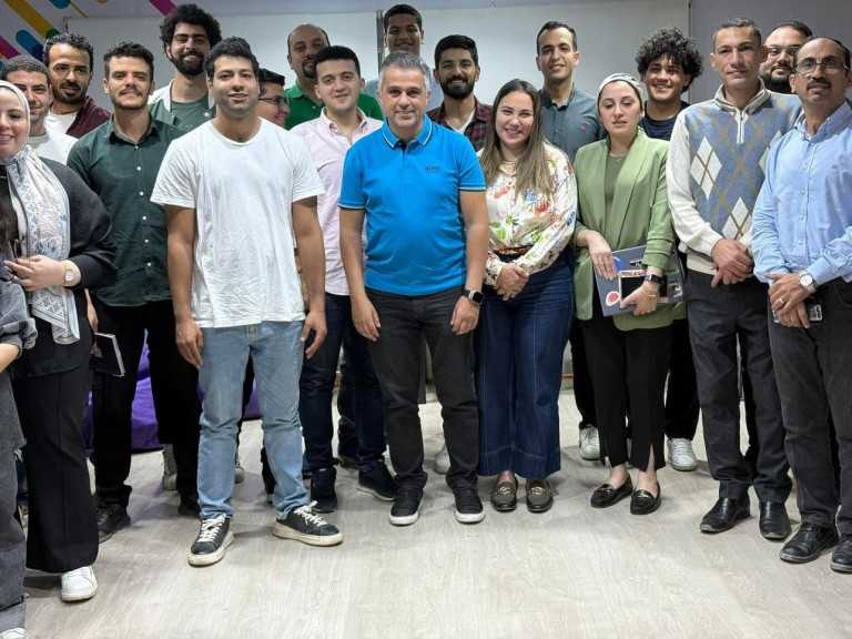 اجتماع فريق عمل مؤسسة شباب القادة لمناقشة خطة عمل برامج تمكين النشأ والفتيات