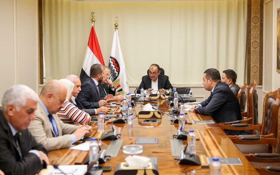 وزير قطاع الأعمال العام يلتقي وفدًا من اتحاد المستثمرين لبحث فرص التعاون المشترك