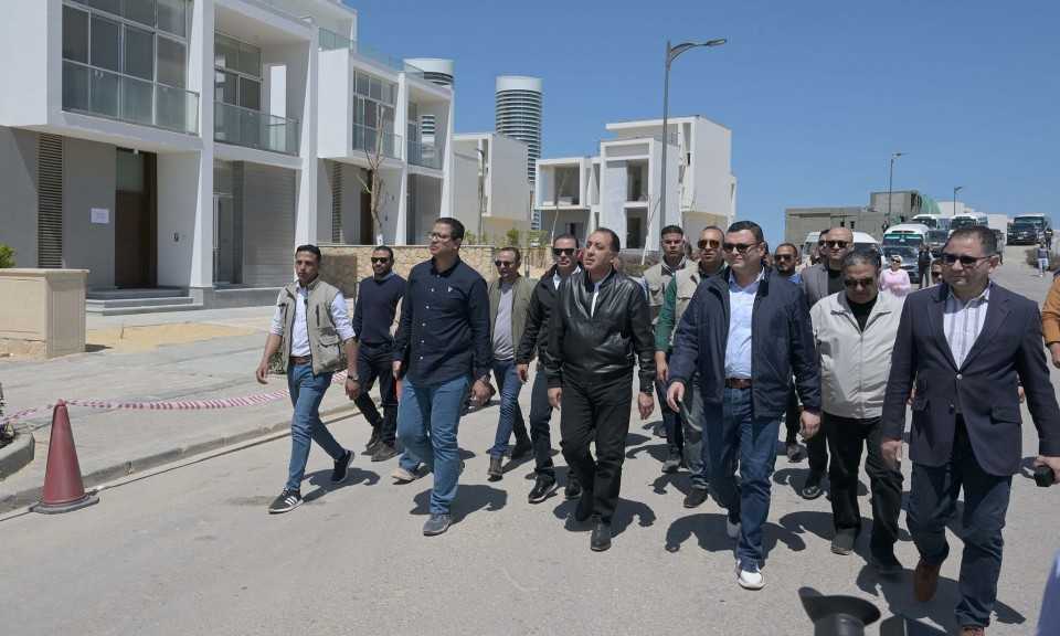 رئيس الوزراء يتفقد مشروع ”مزارين” ونموذجا لفيلا سكنية