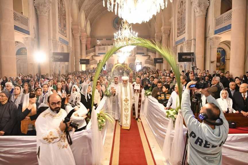 البابا تواضروس الثاني يصلي قداس أحد الشعانين الكاتدرائية المرقسية بالإسكندرية.