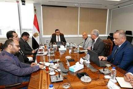 وزير الإسكان يُتابع موقف توريد وتركيب عدادات المياه مسبقة الدفع بالمدن الجديدة