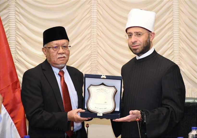 وزير الأوقاف يستقبل وفدًا ماليزيًّا برئاسة مفتي ولاية بيراك لبحث التعاون المشترك بمقر العاصمة الإدارية الجديدة