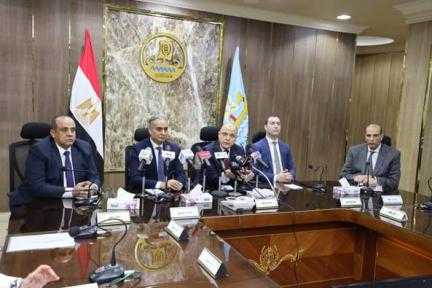 رئيس حماية المستهلك ومحافظ كفر الشيخ يعقدان لقاءً موسعًا مع التجار ويبحثان مدي وفرة السلع بالأسواق